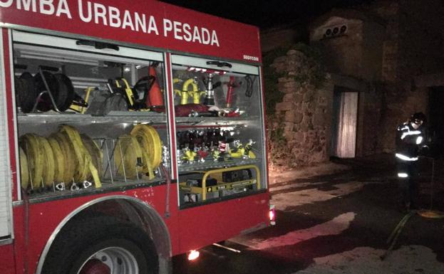 Los Bomberos de Ávila sofocan un incendio en una fábrica de zapatos