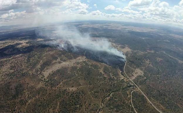 Los incendios en Bañobárez y Bermellar arrasan más de 200 hectáreas de árboles, pastos y escobas