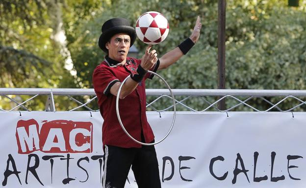 La Muestra de Artistas de Calle de Palencia se traslada a las canchas deportivas valladas