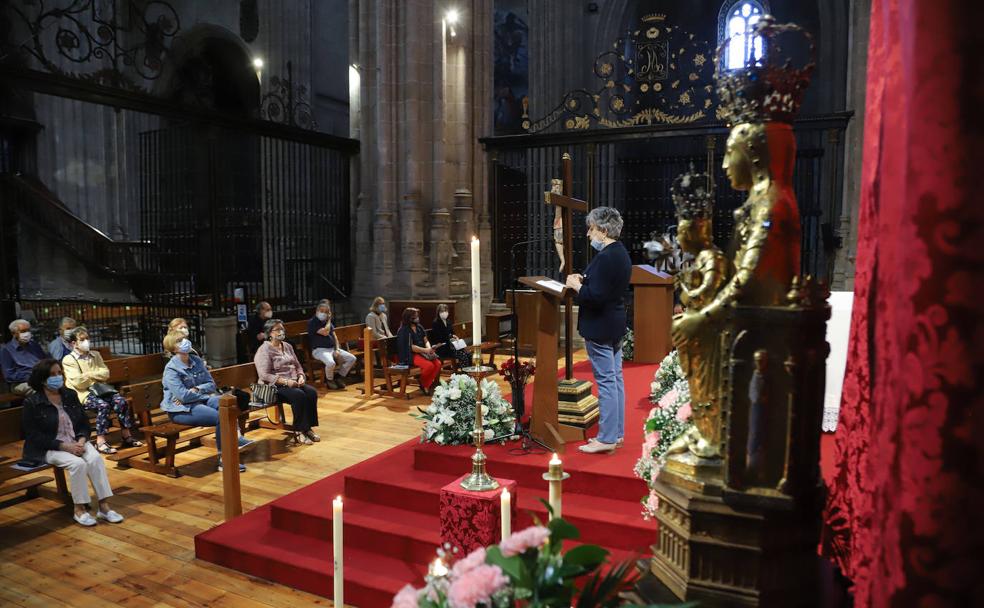 Nueve mantos para revestir a la Virgen de la Vega