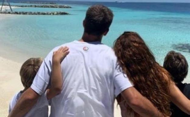 Piqué y Shakira se protegen del vendaval Barça en las Maldivas