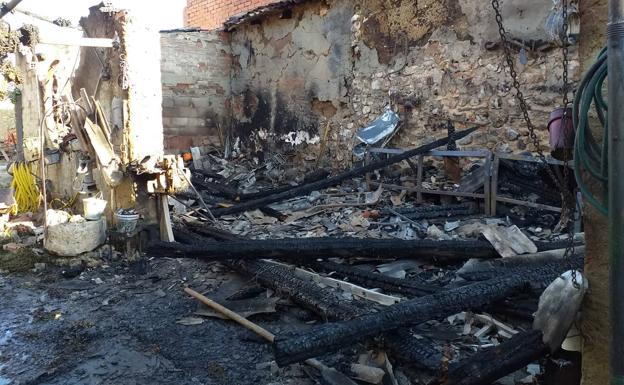 Arde un patio en San Martín de Valvení y las llamas calcinan una nave agrícola en Tudela