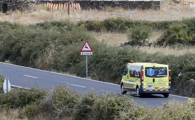 Una ambulancia en una carretera salmantina. /LAYA