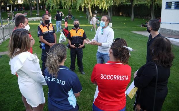 La Patrulla Canina ameniza la clausura de la temporada de baño en Carbajosa
