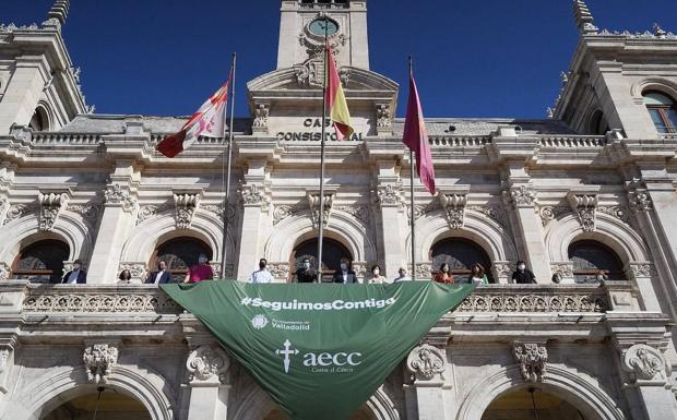 7.500 pañoletas verdes recordarán desde los balcones que Valladolid apoya la lucha contra el cáncer