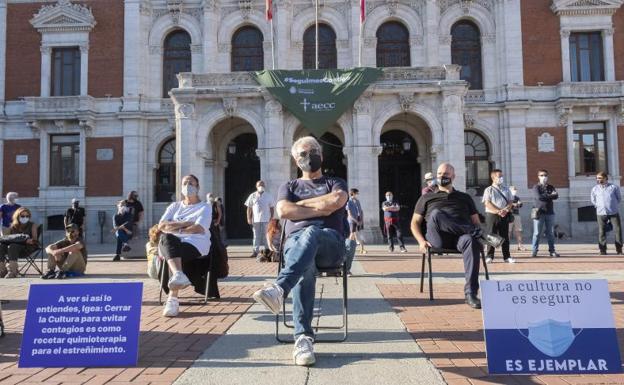 Sentada de los profesionales del teatro para recordar a la Junta que la cultura es segura