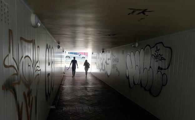 Las pintadas llenan ya el último túnel de la vía reformado entre el barrio de Pajarillos y Vadillos