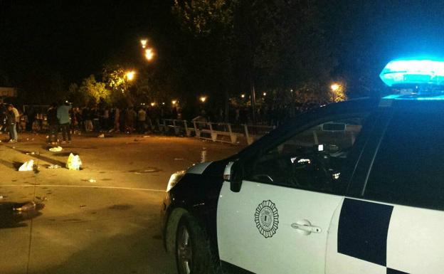 Denunciados seis jóvenes por hacer un botellón de madrugada en Valladolid
