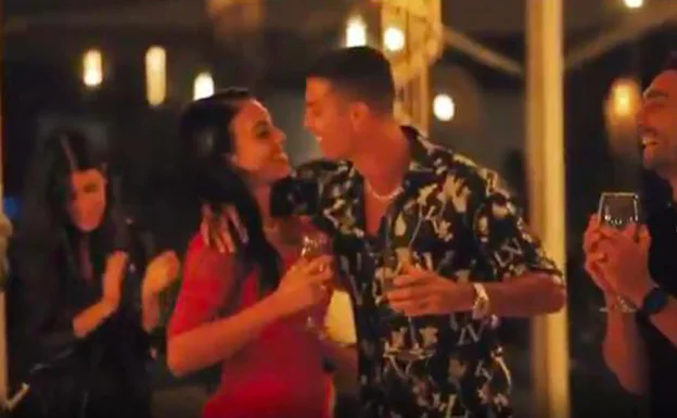 Ronaldo celebra su compromiso con Georgina en una fiesta donde no faltaron los besos y abrazos y con la ausencia de mascarillas