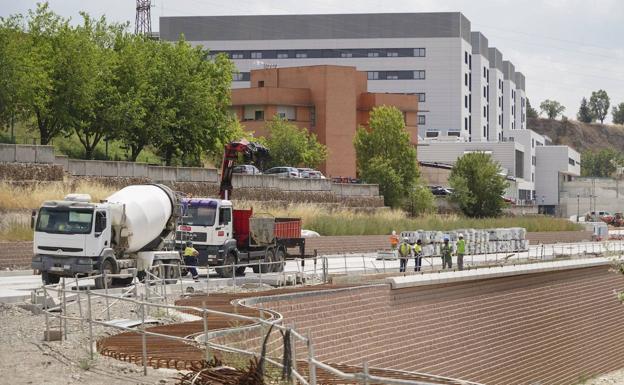 El acceso del vial al nuevo hospital estará operativo en la tercera semana de este mes