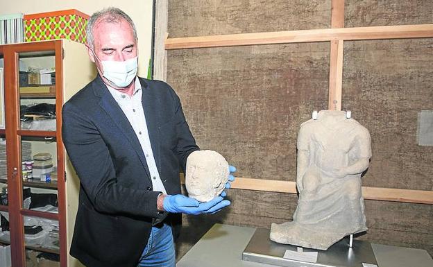 Entregan al Museo una cabeza de época romana hallada en el Cerro de los Almadenes