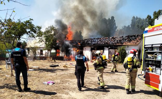 Los Bomberos de Valladolid sofocan el incendio de unas naves abandonadas en la calle Esmeralda