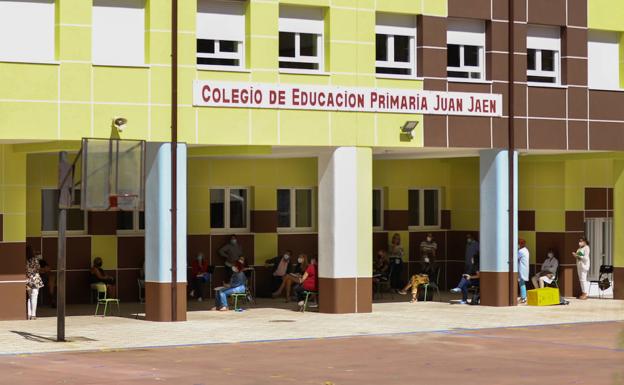 Educación afina la vuelta al cole con desdobles de última hora y formación 'anticovid'