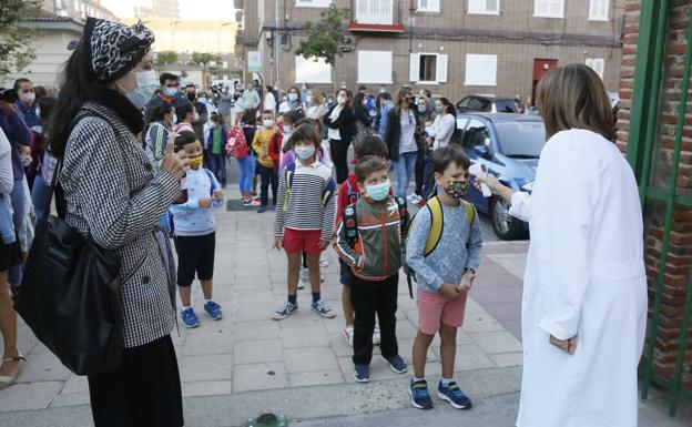 «Quiero entrar ya, vamos»: impaciencia y nervios en la vuelta al cole