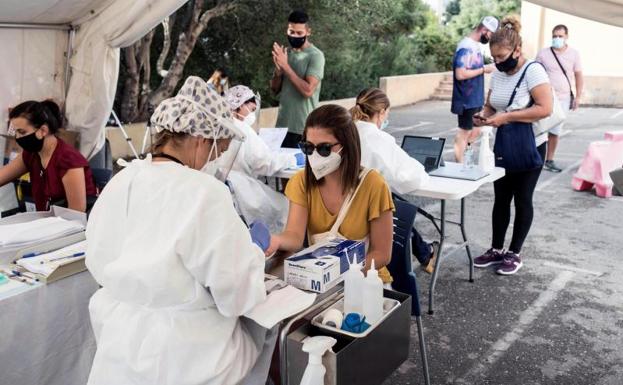 España se suma a los países que estudian reducir la cuarentena a menos de catorce días