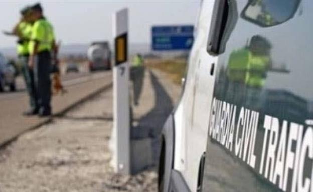 La Guardia Civil de Salamanca investiga a un camionero por falsear los registros de conducción y descanso