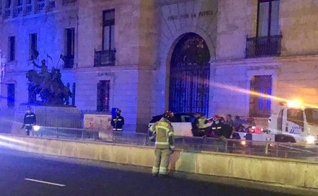 Una conductora arranca la valla de la acera y se empotra contra el murete del parking en la Plaza de Zorrilla de Valladolid