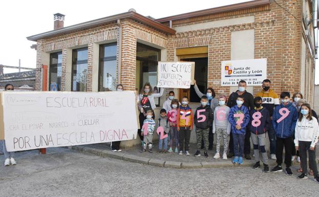El curso en Narros arranca con un día de retraso como protesta para exigir un segundo profesor