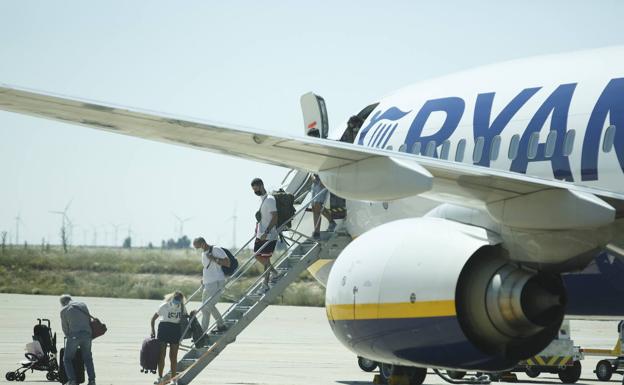 Cuatro viajeros que iban a León en bus reclaman a Alsa por haberles dejado «tirados» en el aeropuerto de Valladolid