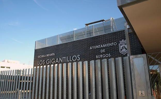 El Ayuntamiento de Burgos cierra un aula de la escuela Los Gigantillos por el positivo de una profesora