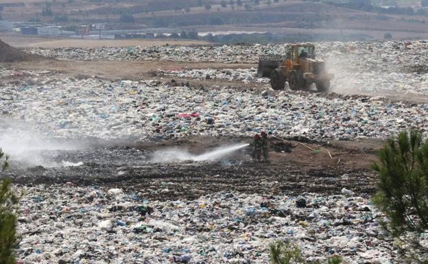 Los bomberos sofocan el incendio en el vertedero de Valladolid