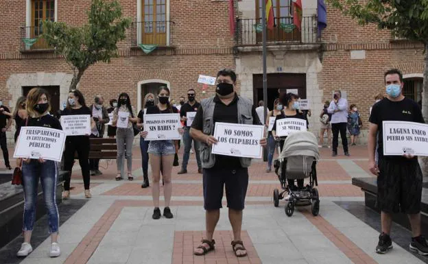 Hosteleros de Laguna de Duero protestan en la calle para pedir ayudas y hacer frente a la crisis