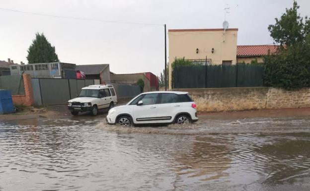 La tormenta sorprende al norte de la provincia de Valladolid: árboles arrancados y tejados sueltos