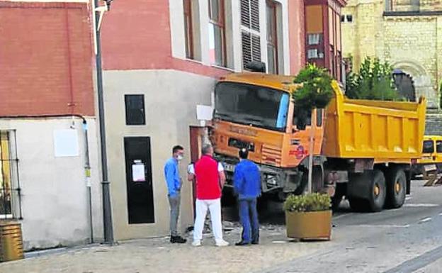 Un camión se empotra contra una clínica veterinaria en Villamuriel al soltarse el freno de mano