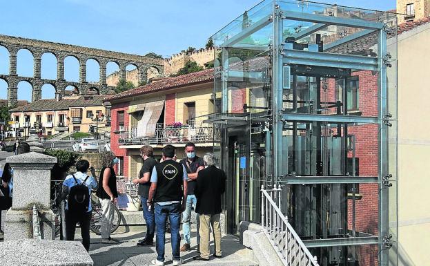 El ascensor de la calle Gascos reduce su capacidad a la mitad por la covid-19
