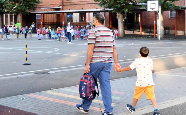 Una sentencia obliga a una madre separada y temerosa de la Covid-19 a llevar a su hijo a clase tras la petición del padre