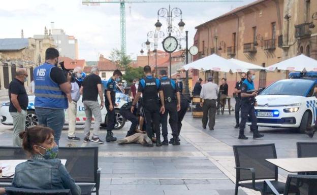 Susto en León: una furgoneta se lanza contra una zona peatonal, «creíamos que era una película»