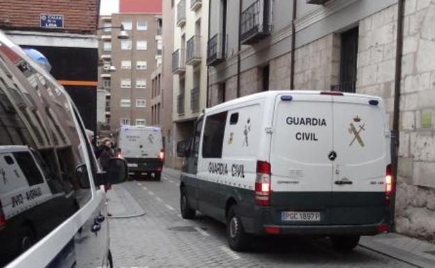 Una reyerta entre clanes se salda con un herido por arma blanca y un atropellado en Laguna