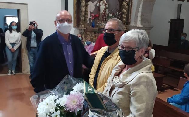 Los mayores de Juzbado rinden homenaje a un matrimonio del municipio por sus bodas de oro