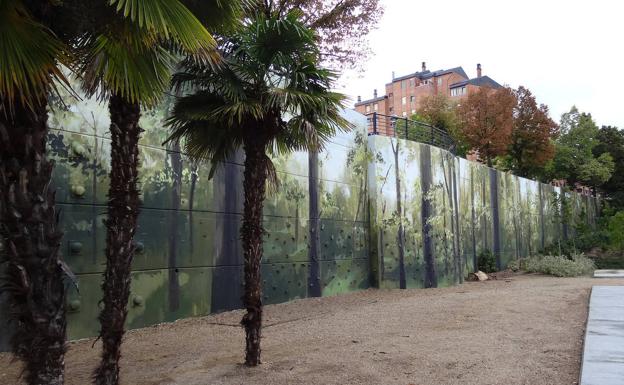 Un enorme mural de un bosque elimina los grafitis del muro del parque Bolaños en Valladolid