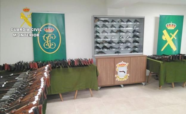 La Guardia Civil de León celebra una subasta de 307 lotes de armas