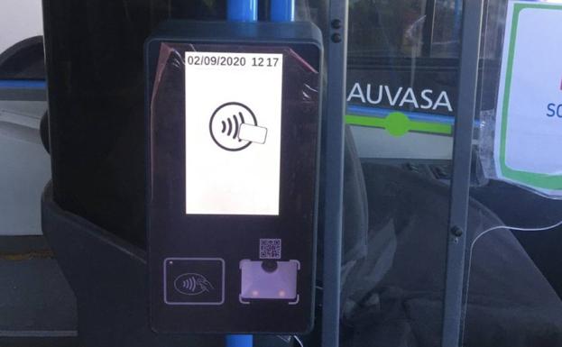 Auvasa instala las validadoras en 150 autobuses para pagar con tarjeta bancaria y móvil