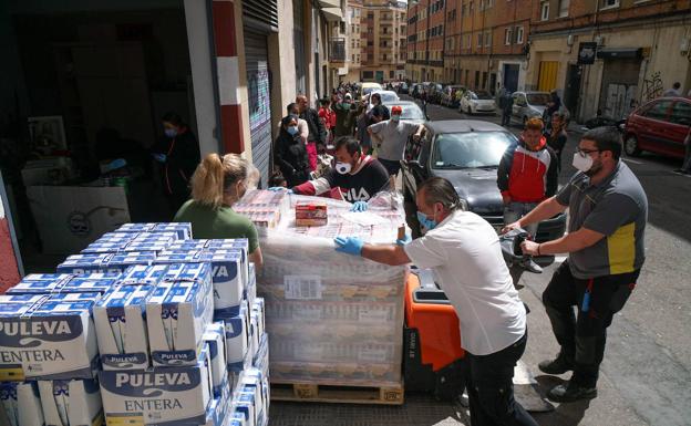El PSOE de Salamanca pide medidas eficaces ante el aumento de las colas de personas para recoger alimentos