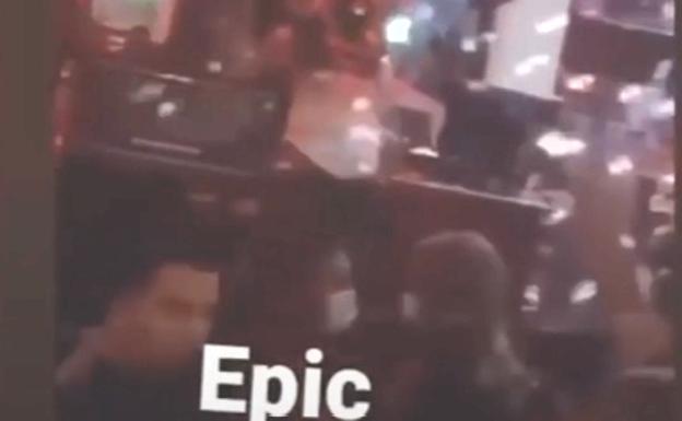 Polémica por un vídeo grabado en un local de León sin distancias ni suficientes mascarillas