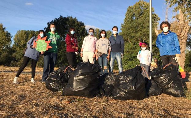 Fridays For Future Salamanca recoge residuos en el río en el Día Global de Acción por el Clima