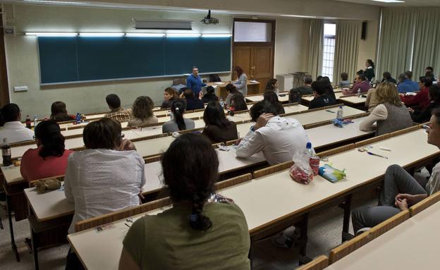 Solo ocho de los mil primeros aspirantes con mejor nota del MIR eligen Valladolid para completar su formación