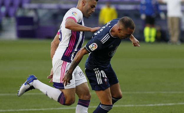 Aspas agarró el balón con la mano ¡cuando se iba solo a portería!