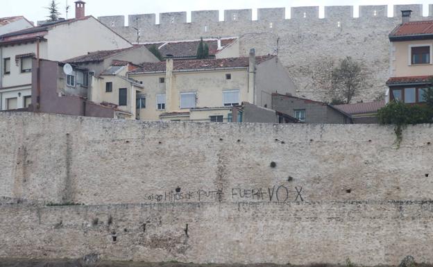 El Ayuntamiento de Cuéllar denuncia las pintadas hechas en un tramo de la muralla