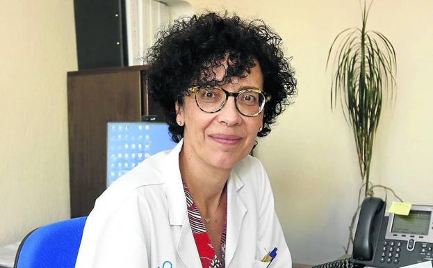 Azucena Carrera, Directora Médica de Atención Primaria: «No hay médicos y no los podemos pintar»