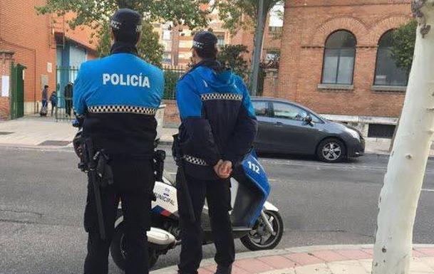 Denunciado un motorista en Valladolid tras saltarse un semáforo cuando circulaba sin casco, ebrio y drogado