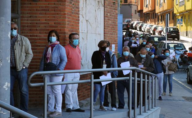 Colas en el primer día de reparto de mascarillas en el centro de San José