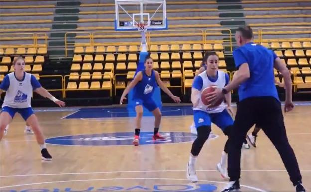 El 'baile' defensivo viral del CB Avenida al ritmo de Roberto Íñiguez