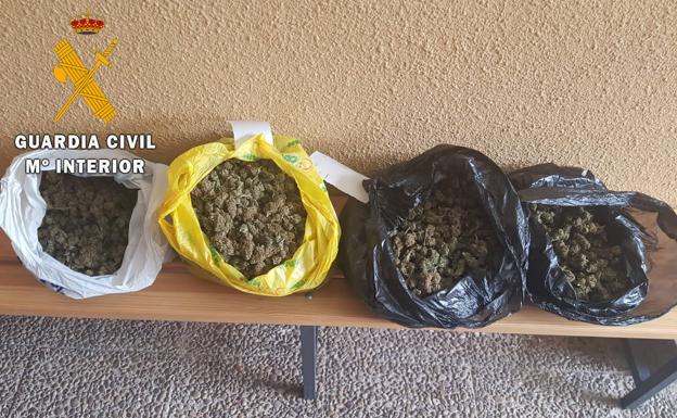 Dos detenidos en Martinamor con tres kilos de marihuana en el maletero del coche