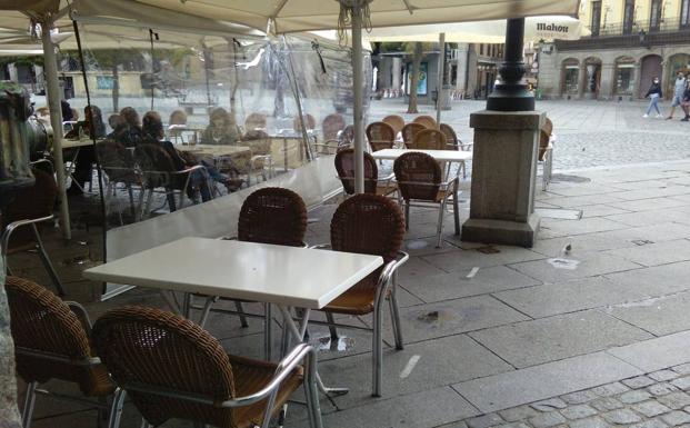 Podemos apoya los cortavientos en terrazas y demanda la exención de la tasa municipal en 2021