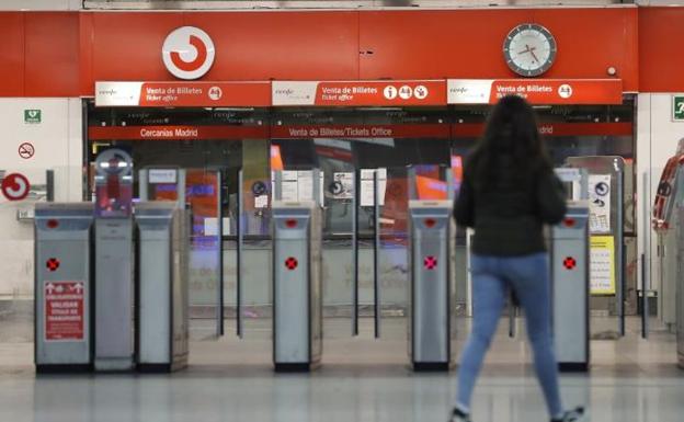 Renfe implantará el acceso y el pago con tarjeta en los tornos de Cercanías