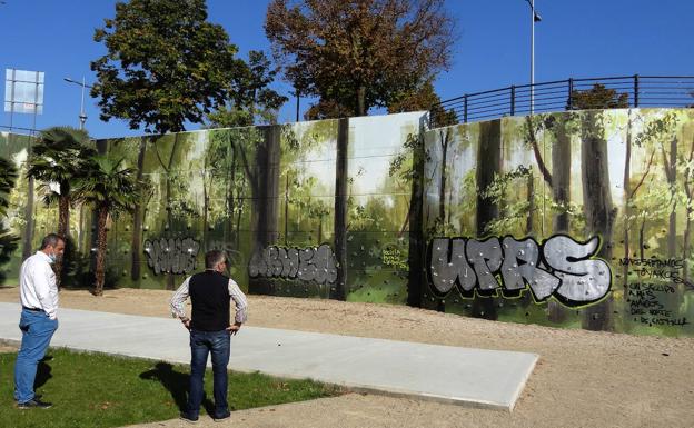 Los grafitis cubren ya el mural del bosque recién pintado en el parque Bolaños de Valladolid